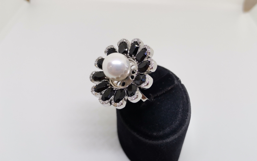 PIRLANTA GARNET VE İNCİLERLE SÜSLÜ YÜZÜK