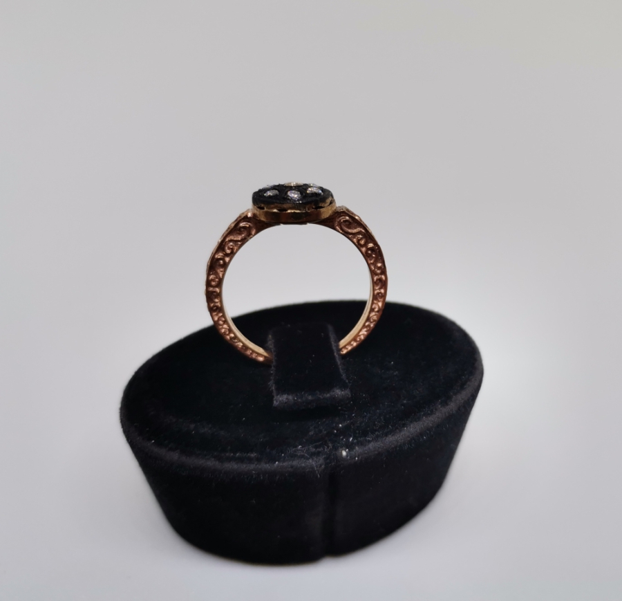 YAN KISIMLARI KABARTMA İŞÇİLİKLİ ELMAS TAŞLI YÜZÜK