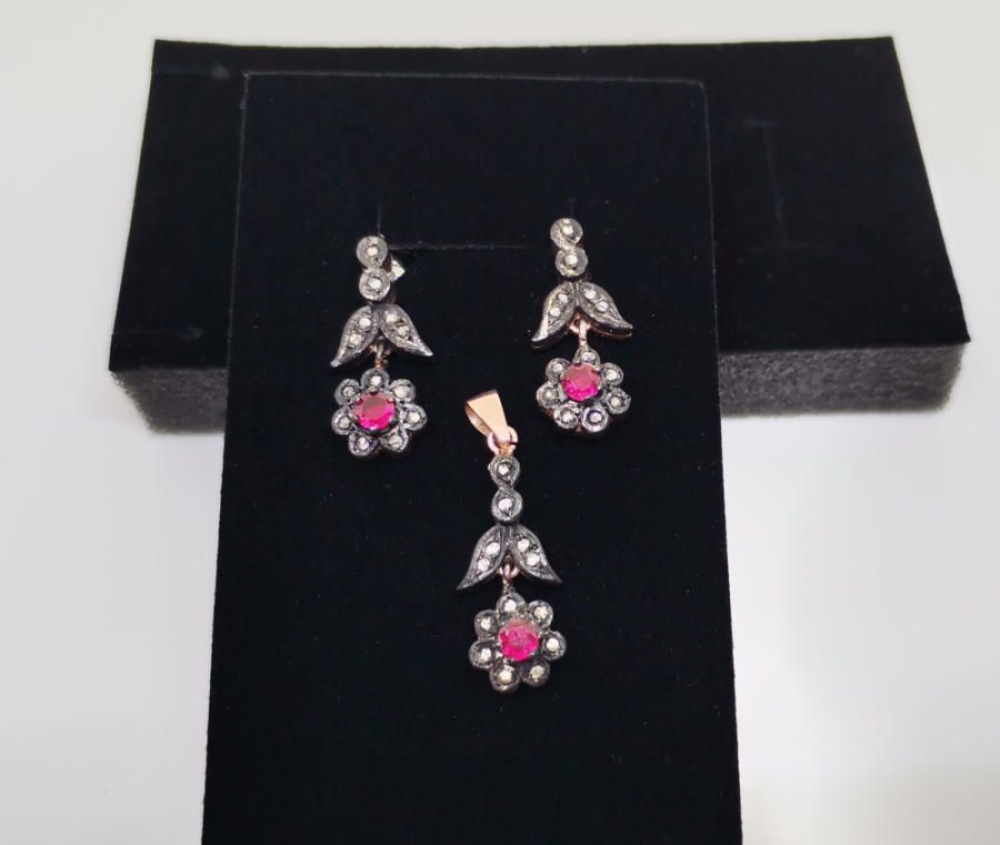 GARNET VE ELMAS TAŞLI ÇİÇEK MODELİ KOLYE KÜPE TAKIMI