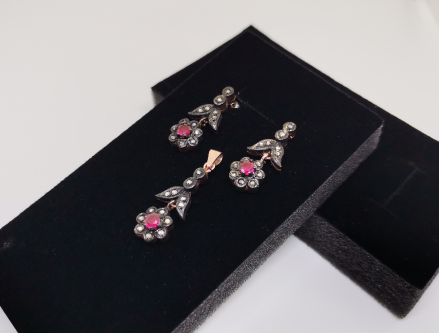 GARNET VE ELMAS TAŞLI ÇİÇEK MODELİ KOLYE KÜPE TAKIMI