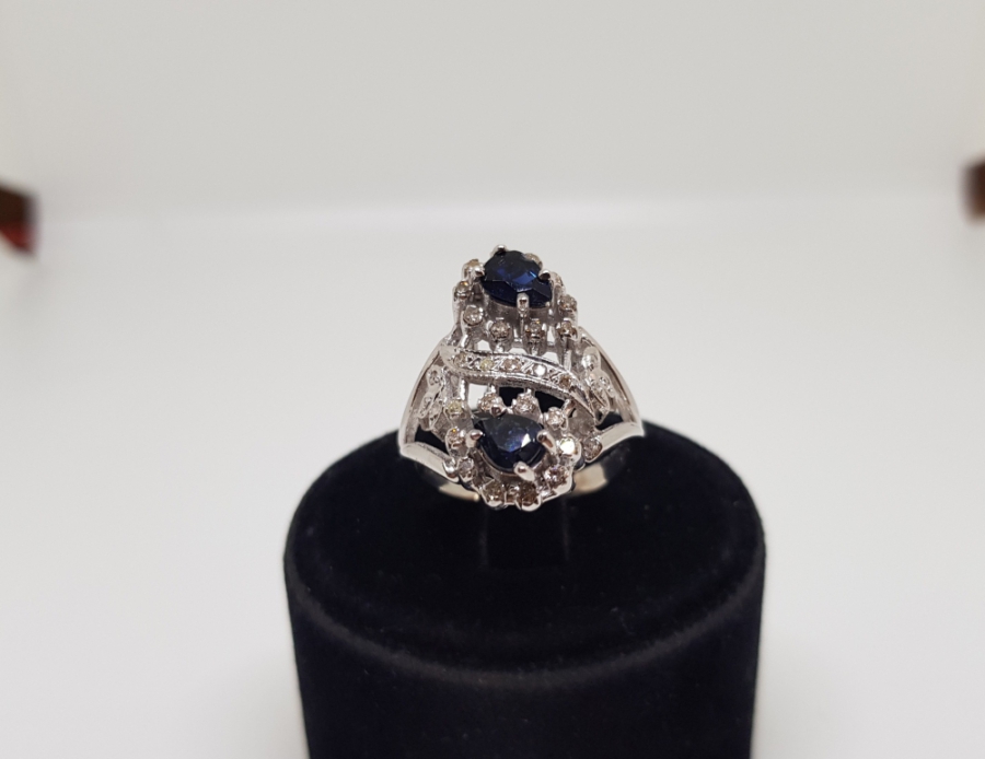 SAFİR VE PIRLANTA TAŞLI SİMETRİK MODEL YÜZÜK