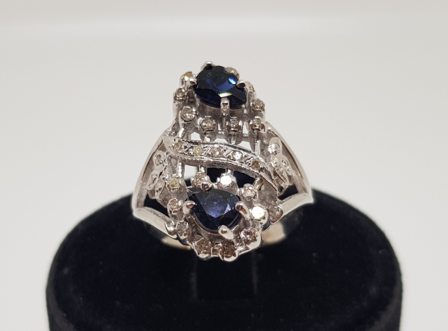 SAFİR VE PIRLANTA TAŞLI SİMETRİK MODEL YÜZÜK