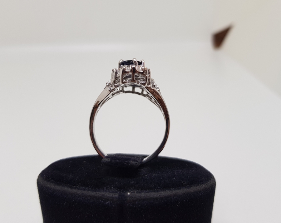 SAFİR VE PIRLANTA TAŞLI SİMETRİK MODEL YÜZÜK