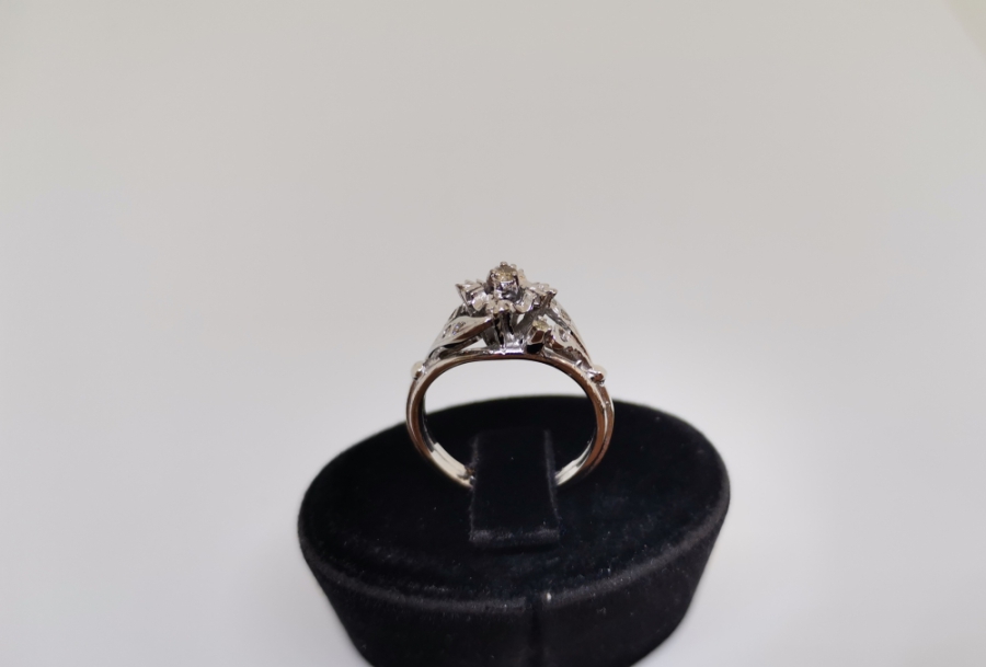 DİK KARE MODEL PIRLANTA YÜZÜK