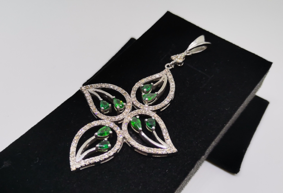 ZÜMRÜT VE PIRLANTA TAŞLI YONCA DAMLASI MODELİ BÜYÜK BOY KOLYE