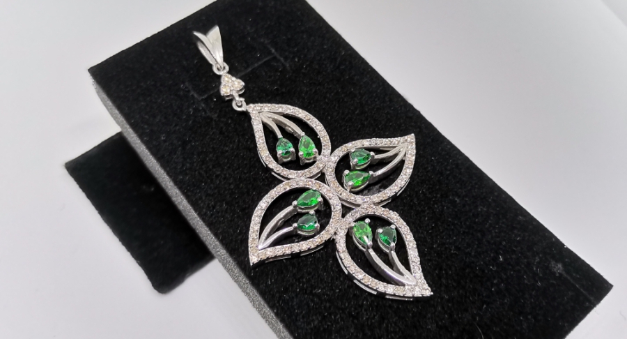 ZÜMRÜT VE PIRLANTA TAŞLI YONCA DAMLASI MODELİ BÜYÜK BOY KOLYE