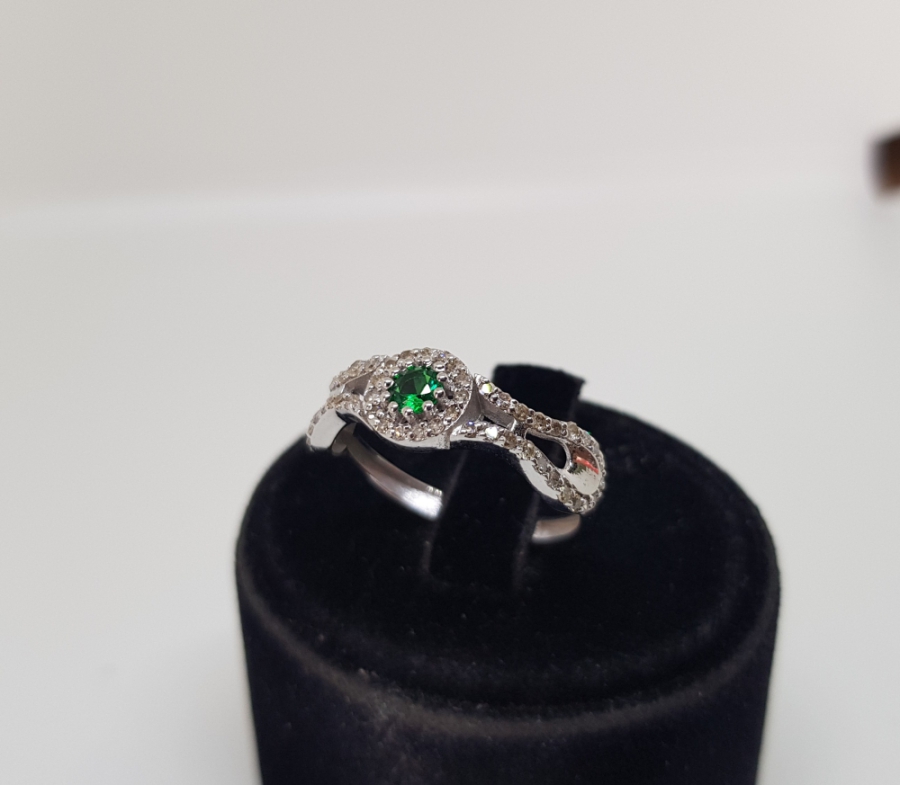 ZÜMRÜT VE PIRLANTA TAŞLI NALLI MODEL YÜZÜK