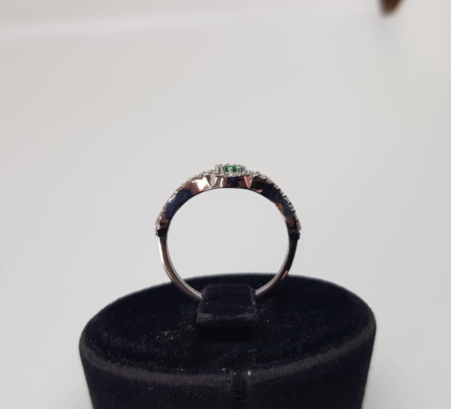 ZÜMRÜT VE PIRLANTA TAŞLI NALLI MODEL YÜZÜK