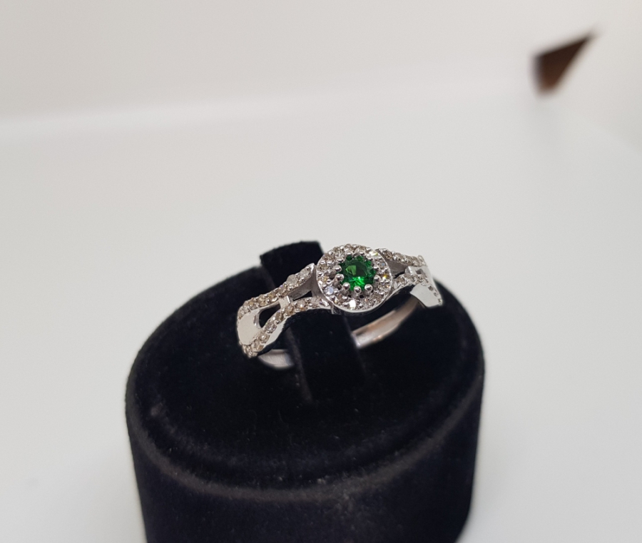 ZÜMRÜT VE PIRLANTA TAŞLI NALLI MODEL YÜZÜK