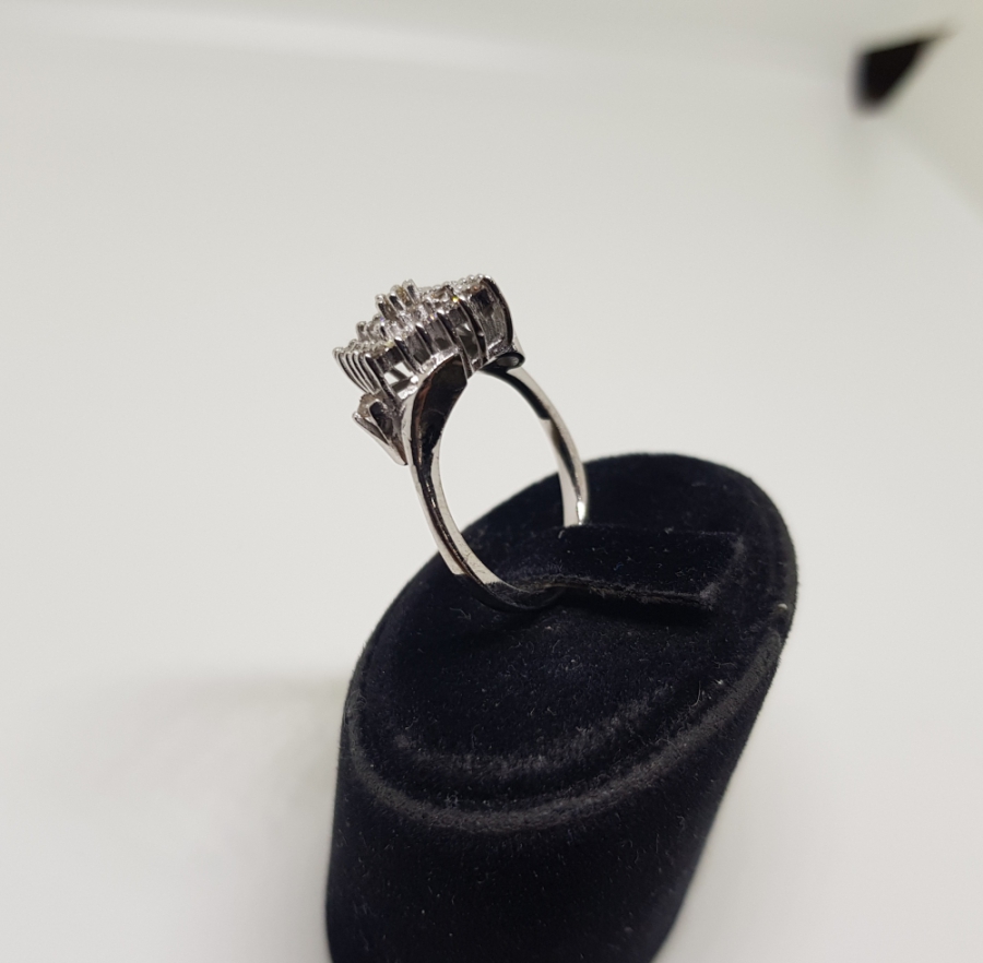 YAN KARE MODELİ PIRLANTA TAŞLI YÜZÜK