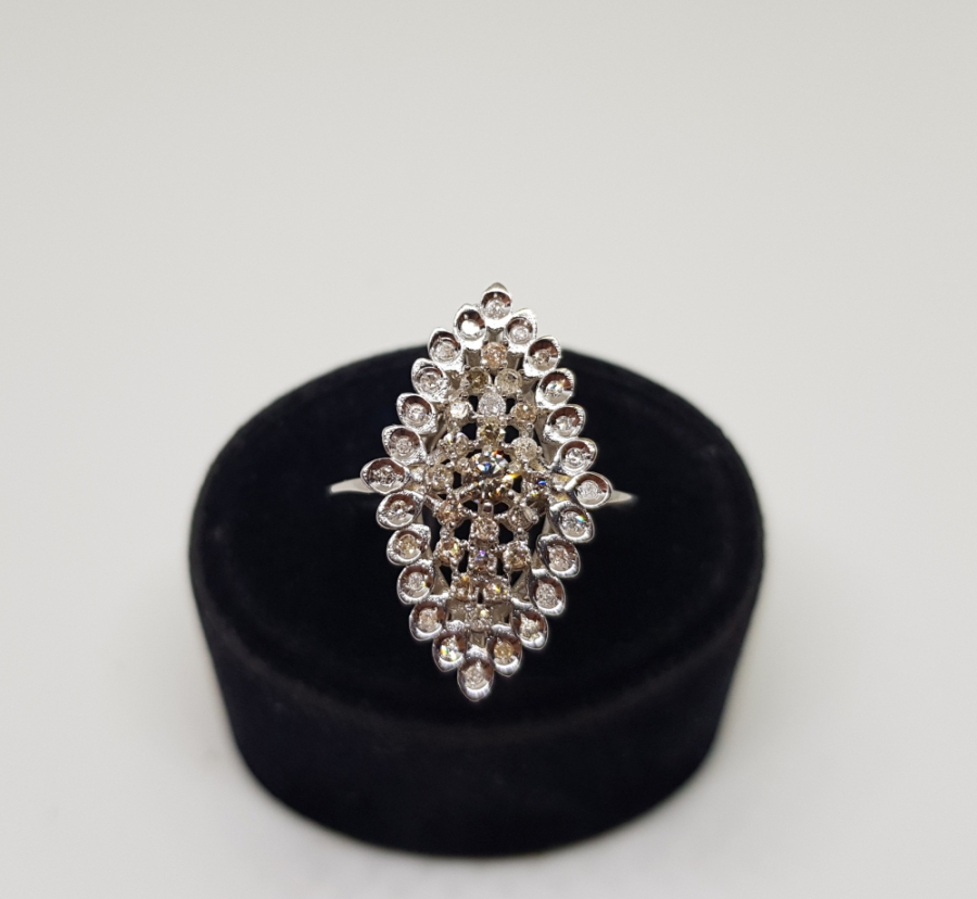 PIRLANTA TAŞLI BAKLAVA DİLİMİ MODEL YÜZÜK