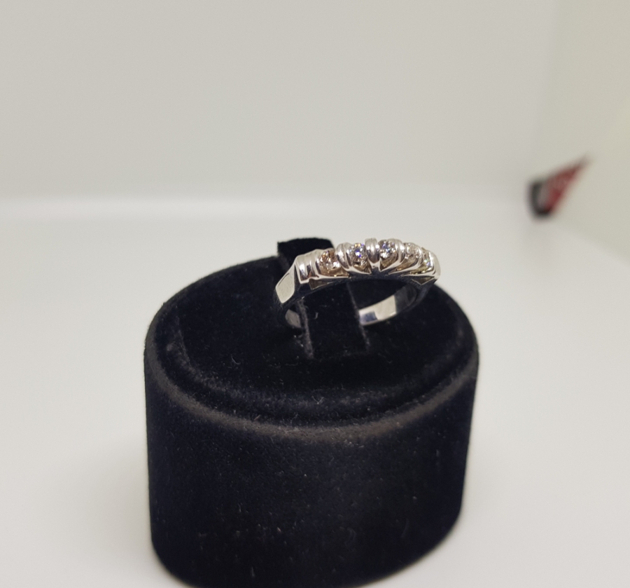 BEŞTAŞ MODEL PIRLANTA TAŞLI YÜZÜK