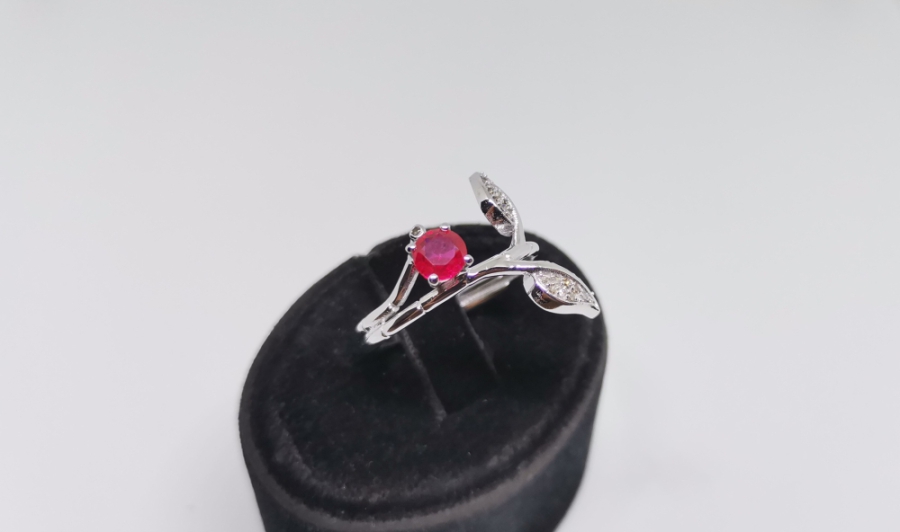 SARMAŞIK MODEL YAKUT VE PIRLANTA TAŞLI YÜZÜK