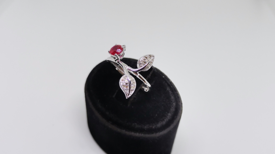 SARMAŞIK MODEL YAKUT VE PIRLANTA TAŞLI YÜZÜK