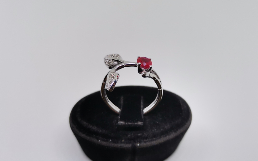 SARMAŞIK MODEL YAKUT VE PIRLANTA TAŞLI YÜZÜK