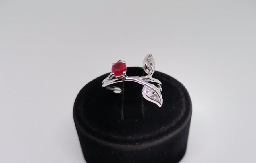 SARMAŞIK MODEL YAKUT VE PIRLANTA TAŞLI YÜZÜK