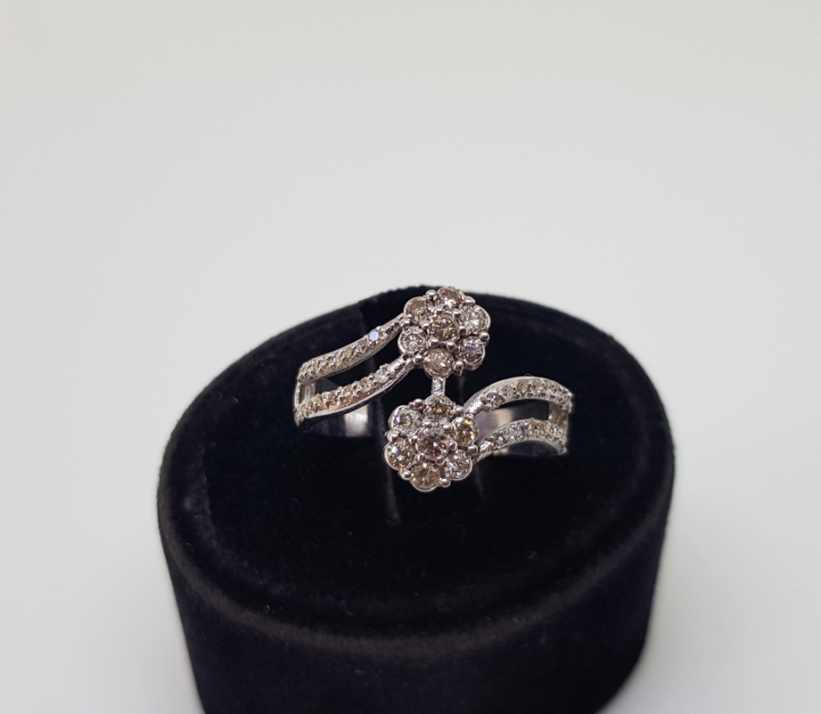 PIRLANTA TAŞLI SİMETRİK PAPATYA FORMLU SARMAL YÜZÜK