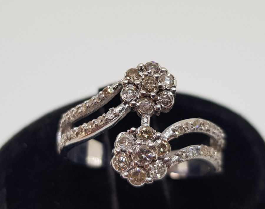 PIRLANTA TAŞLI SİMETRİK PAPATYA FORMLU SARMAL YÜZÜK