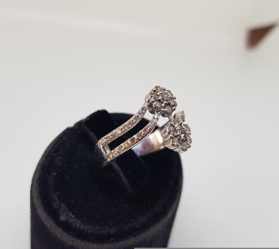 PIRLANTA TAŞLI SİMETRİK PAPATYA FORMLU SARMAL YÜZÜK