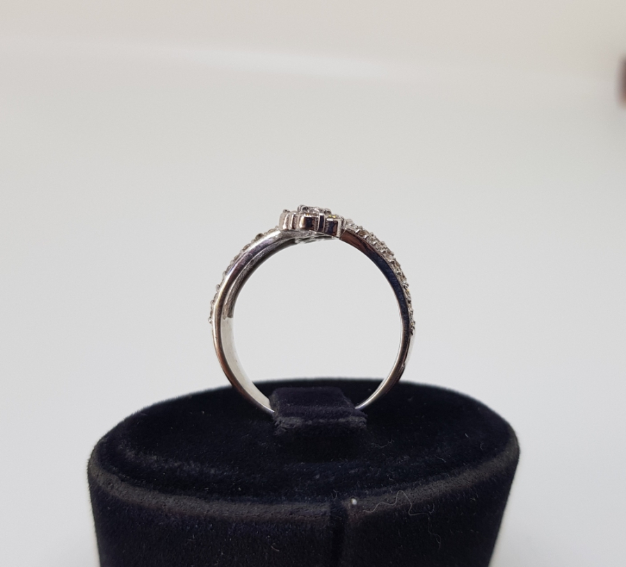 PIRLANTA TAŞLI SİMETRİK PAPATYA FORMLU SARMAL YÜZÜK