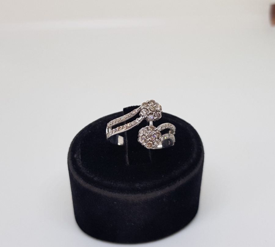 PIRLANTA TAŞLI SİMETRİK PAPATYA FORMLU SARMAL YÜZÜK