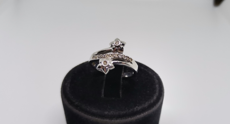 YILDIZ ÇİÇEĞİ MODELİ PIRLANTA TAŞLI YÜZÜK