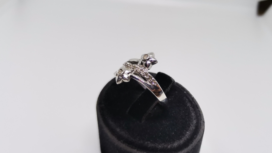 YILDIZ ÇİÇEĞİ MODELİ PIRLANTA TAŞLI YÜZÜK