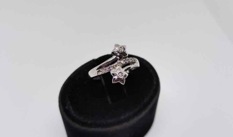 YILDIZ ÇİÇEĞİ MODELİ PIRLANTA TAŞLI YÜZÜK