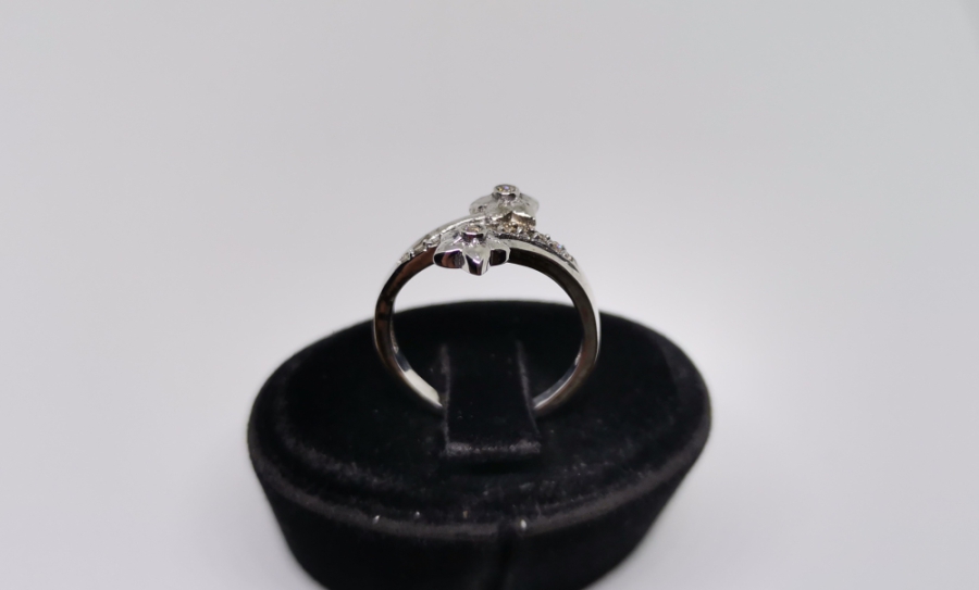 YILDIZ ÇİÇEĞİ MODELİ PIRLANTA TAŞLI YÜZÜK