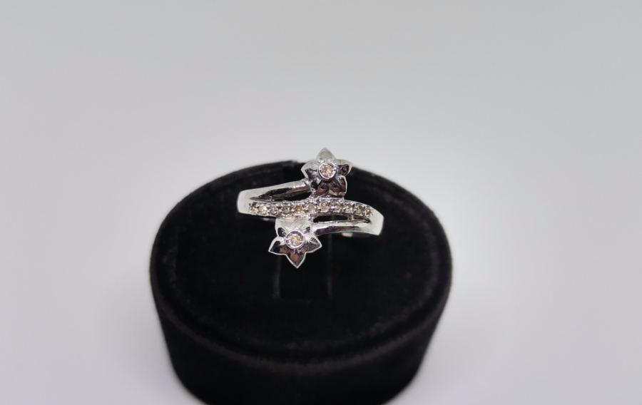 YILDIZ ÇİÇEĞİ MODELİ PIRLANTA TAŞLI YÜZÜK