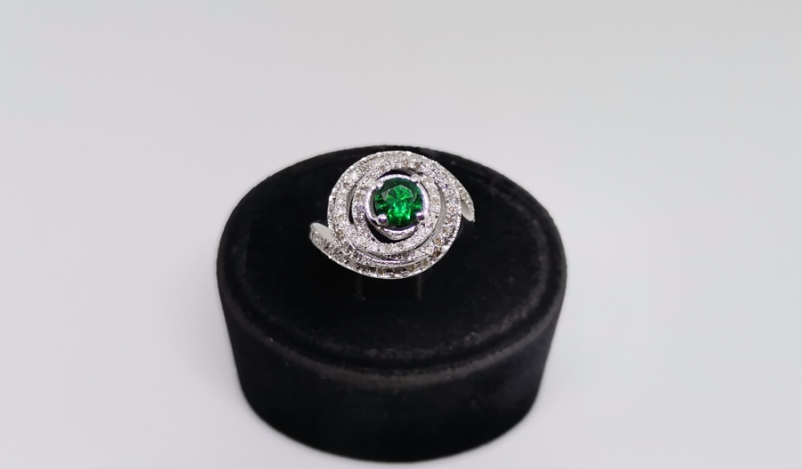 ZÜMRÜT VE PIRLANTA TAŞLI SALYANGOZ MODELİ YÜZÜK