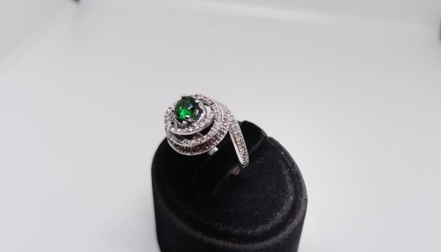 ZÜMRÜT VE PIRLANTA TAŞLI SALYANGOZ MODELİ YÜZÜK