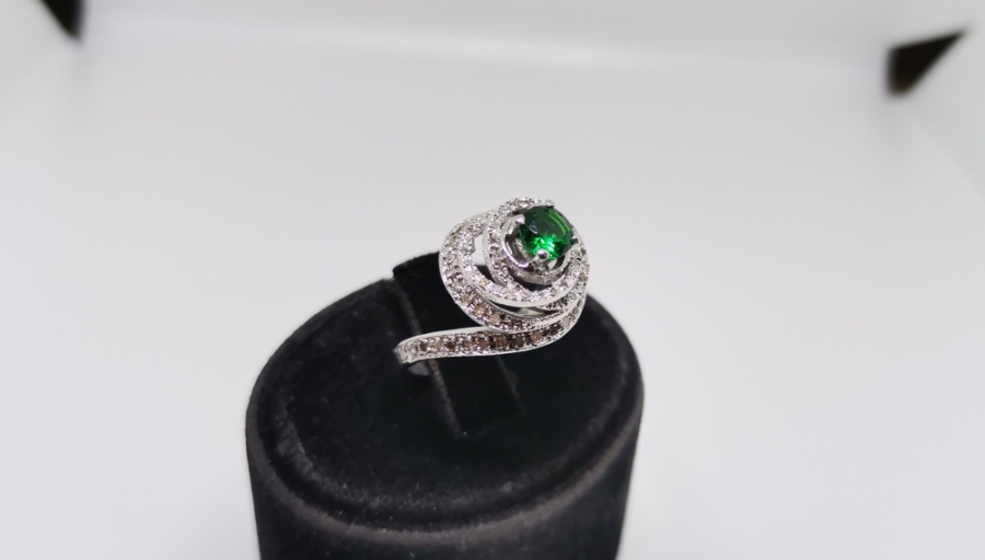 ZÜMRÜT VE PIRLANTA TAŞLI SALYANGOZ MODELİ YÜZÜK