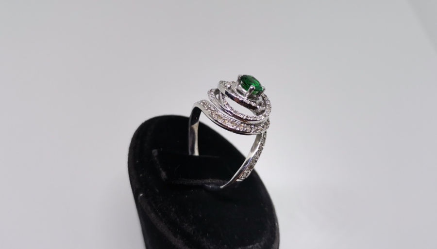 ZÜMRÜT VE PIRLANTA TAŞLI SALYANGOZ MODELİ YÜZÜK