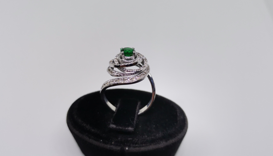 ZÜMRÜT VE PIRLANTA TAŞLI SALYANGOZ MODELİ YÜZÜK