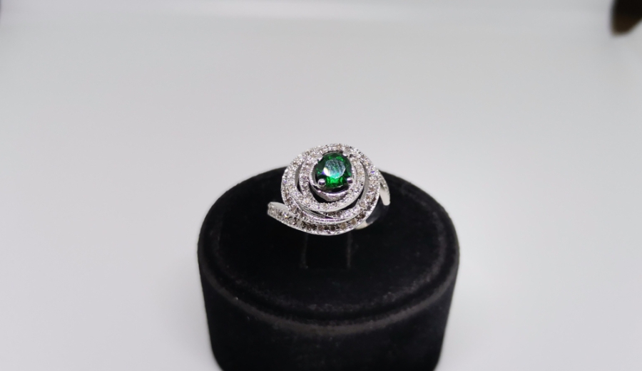 ZÜMRÜT VE PIRLANTA TAŞLI SALYANGOZ MODELİ YÜZÜK