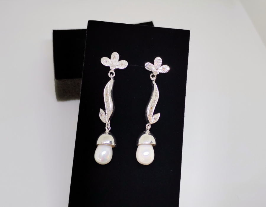 PIRLANTA TAŞLI VE İNCİLİ KÜPE