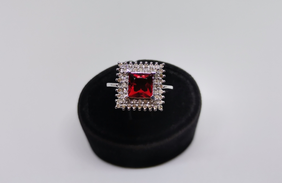 KARE MODEL YAKUT VE PIRLANTA TAŞLI YÜZÜK