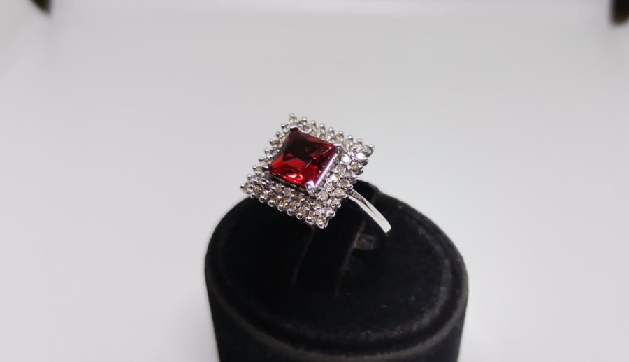 KARE MODEL YAKUT VE PIRLANTA TAŞLI YÜZÜK