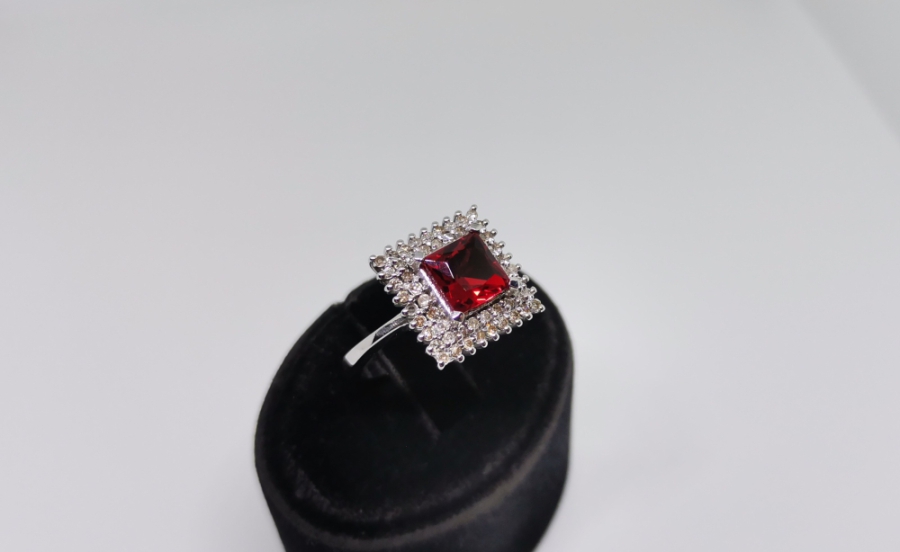 KARE MODEL YAKUT VE PIRLANTA TAŞLI YÜZÜK