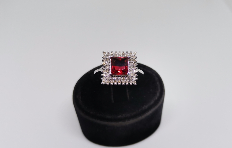 KARE MODEL YAKUT VE PIRLANTA TAŞLI YÜZÜK