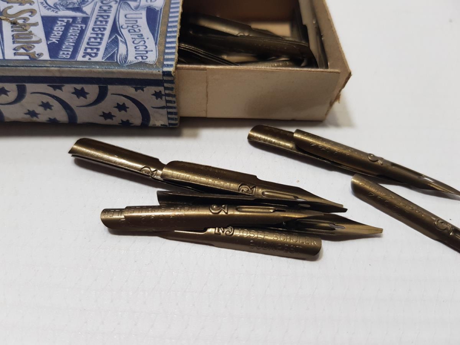 OSMANLI DÖNEMİ AY YILDIZLI VE ÜZERİ OSMANLICA YAZILI DİVİT UCU KUTUSU