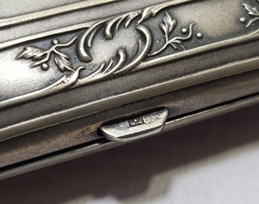 ÜZERİ KABARTMA İŞÇİLİKLİ OSMANLI DÖNEMİ MUSİKAYI HÜMAYUN TASFİRLİ GÜMÜŞ SİGARA TABAKASI