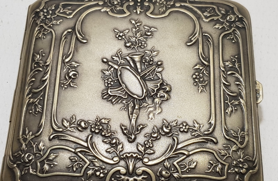 ÜZERİ KABARTMA İŞÇİLİKLİ OSMANLI DÖNEMİ MUSİKAYI HÜMAYUN TASFİRLİ GÜMÜŞ SİGARA TABAKASI