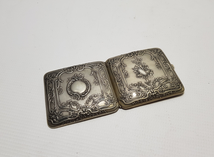 ÜZERİ KABARTMA İŞÇİLİKLİ OSMANLI DÖNEMİ MUSİKAYI HÜMAYUN TASFİRLİ GÜMÜŞ SİGARA TABAKASI