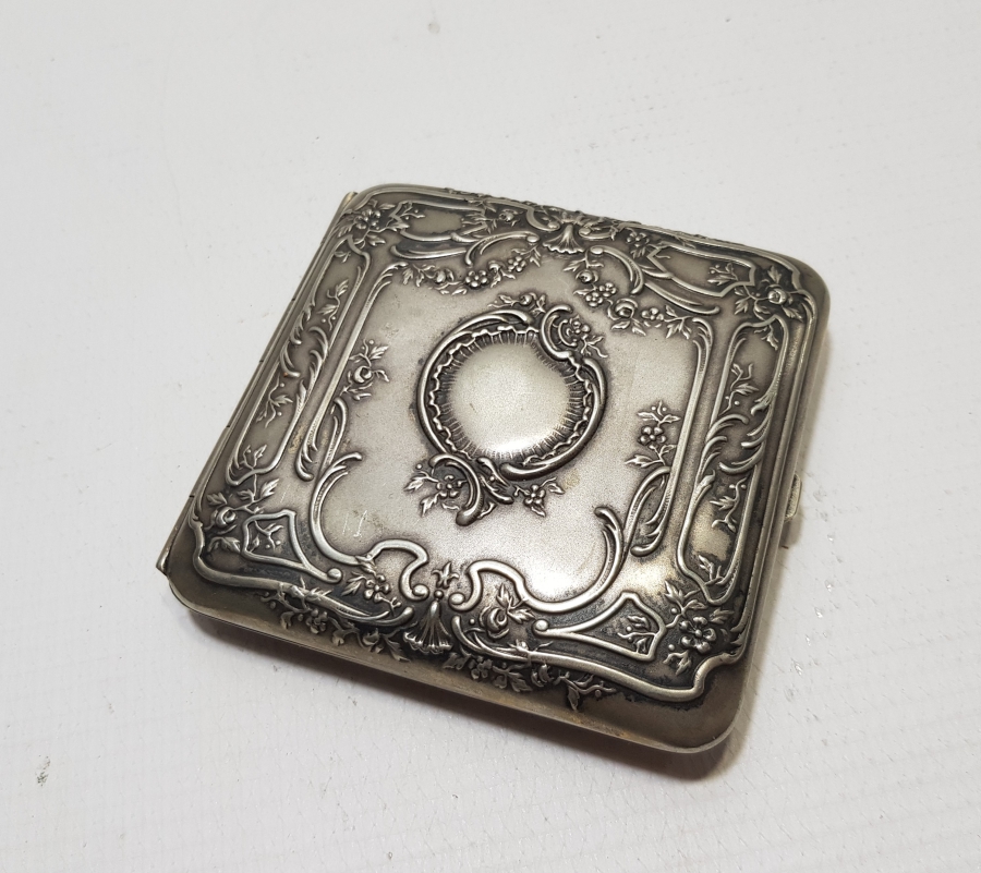 ÜZERİ KABARTMA İŞÇİLİKLİ OSMANLI DÖNEMİ MUSİKAYI HÜMAYUN TASFİRLİ GÜMÜŞ SİGARA TABAKASI