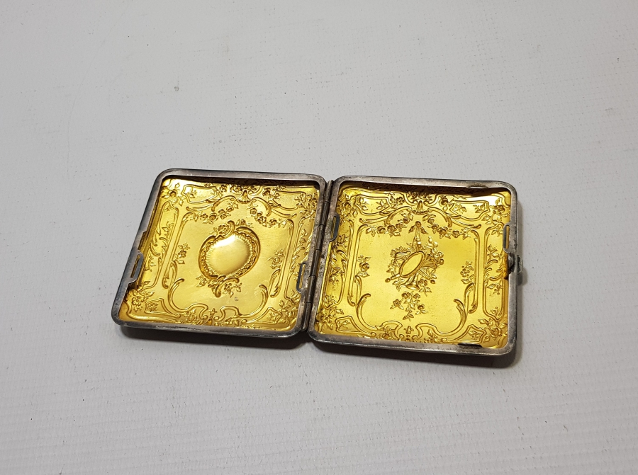 ÜZERİ KABARTMA İŞÇİLİKLİ OSMANLI DÖNEMİ MUSİKAYI HÜMAYUN TASFİRLİ GÜMÜŞ SİGARA TABAKASI