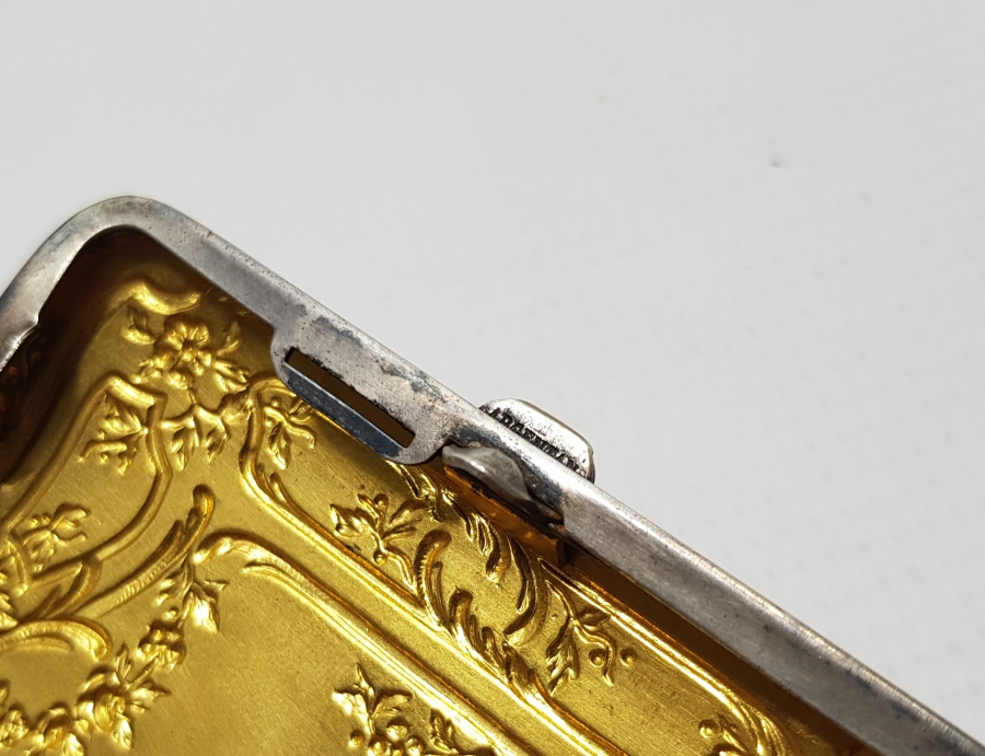 ÜZERİ KABARTMA İŞÇİLİKLİ OSMANLI DÖNEMİ MUSİKAYI HÜMAYUN TASFİRLİ GÜMÜŞ SİGARA TABAKASI