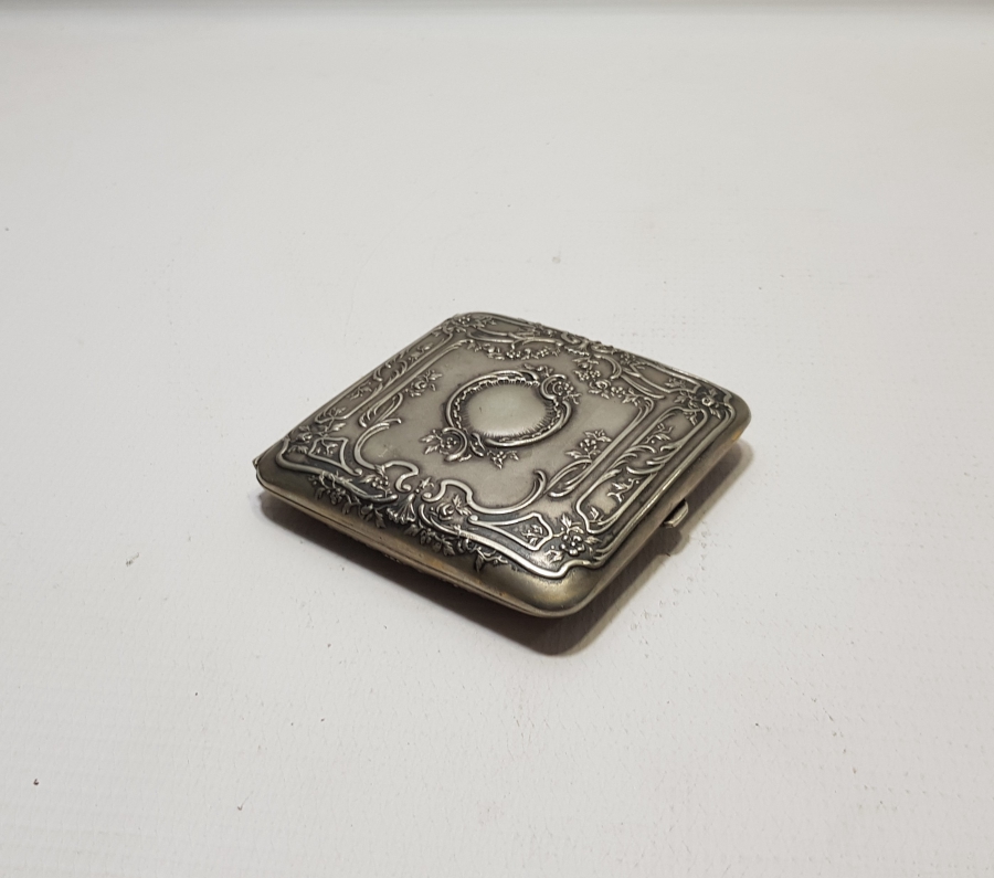 ÜZERİ KABARTMA İŞÇİLİKLİ OSMANLI DÖNEMİ MUSİKAYI HÜMAYUN TASFİRLİ GÜMÜŞ SİGARA TABAKASI