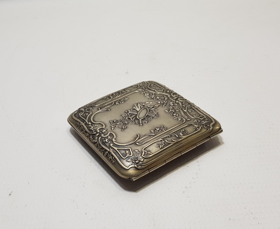 ÜZERİ KABARTMA İŞÇİLİKLİ OSMANLI DÖNEMİ MUSİKAYI HÜMAYUN TASFİRLİ GÜMÜŞ SİGARA TABAKASI